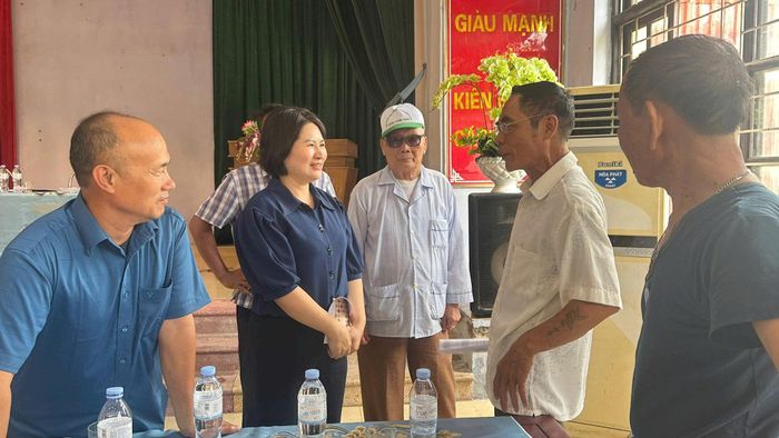 Phó Chủ tịch UBND xã Thường Tín Uông Thị Phượng tham gia trực tiếp tuyên truyền, vận động các hộ gia đình tại buổi đối thoại GPMB dự án Khu đô thị thể thao Quốc tế Hà Nội. Ảnh: PV