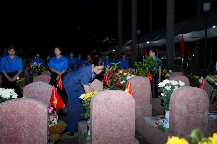 Mỗi nén hương, mỗi ngọn nến được thắp trên phần mộ các liệt sĩ thể hiện lòng biết ơn, trách nhiệm của tuổi trẻ Phù Đổng đối với sự hy sinh cao cả của các AHLS. Ảnh: Nguyễn Sơn