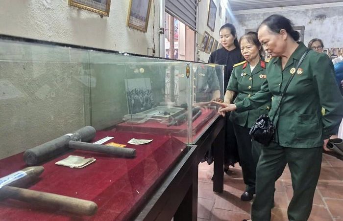 Những tư liệu, hiện vật được sưu tầm, trưng bày tại Bảo tàng có giá trị to lớn về lịch sử, văn hóa, tôn vinh những chiến công oanh liệt của các chiến sĩ cách mạng, thu hút đông đảo người dân, du khách đến tham quan, tìm hiểu. Ảnh: PV