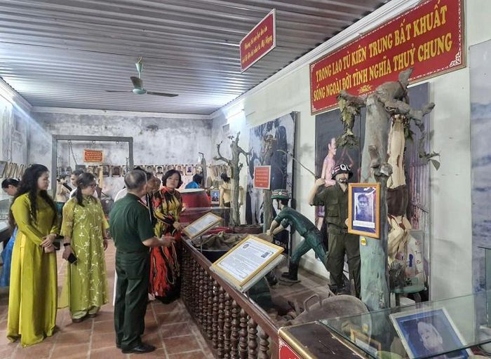 Bảo tàng Chiến sĩ cách mạng bị địch bắt tù đày ở xã Phú Xuyên, nơi lưu giữ rất nhiều tư liệu, hiện vật, là chứng tích về ý chí sắt đá, lòng quả cảm, kiên trung của những người lính cách mạng đã anh dũng chiến đấu, hy sinh vì độc lập, tự do của Tổ quốc. Ảnh: PV