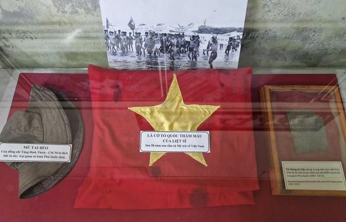 Trong công cuộc đổi mới, Đảng, Nhà nước và toàn thể nhân dân mãi luôn khắc ghi, tri ân các anh hùng liệt sĩ, những gia đình có công với cách mạng; tiếp tục giáo dục truyền thống, lòng tự hào dân tộc, khơi dậy mạnh mẽ các phong trào thi đua xây dựng đất nước ngày càng phồn vinh, giàu đẹp. Ảnh: PV