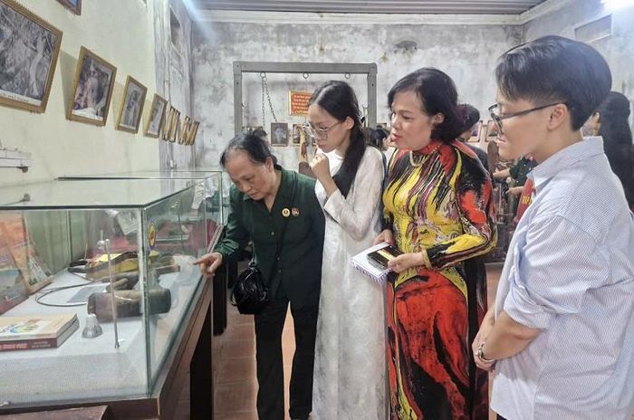Ông Lâm Văn Bảng, Giám đốc Bảo tàng Chiến sĩ cách mạng bị địch bắt tù đày, cho biết: Dịp kỷ niệm 79 năm Ngày Thương binh - Liệt sĩ 27-7, nơi đây thu hút rất đông người dân, du khách đến tham quan, tri ân các anh hùng liệt sĩ. Bảo tàng hoạt động trên tinh thần tự nguyện, tự quản, cán bộ, nhân viên chủ yếu là những chiến sĩ cách mạng từng bị địch bắt, tù đày, luôn đau đáu nỗi niềm vì nghĩa tình đồng đội. Vì vậy, mọi người luôn đoàn kết, tâm huyết xây dựng bảo tàng ngày càng phát triển, đồng thời nâng cao chất lượng công tác hướng dẫn, đón tiếp người dân và du khách tham quan. Ảnh: PV