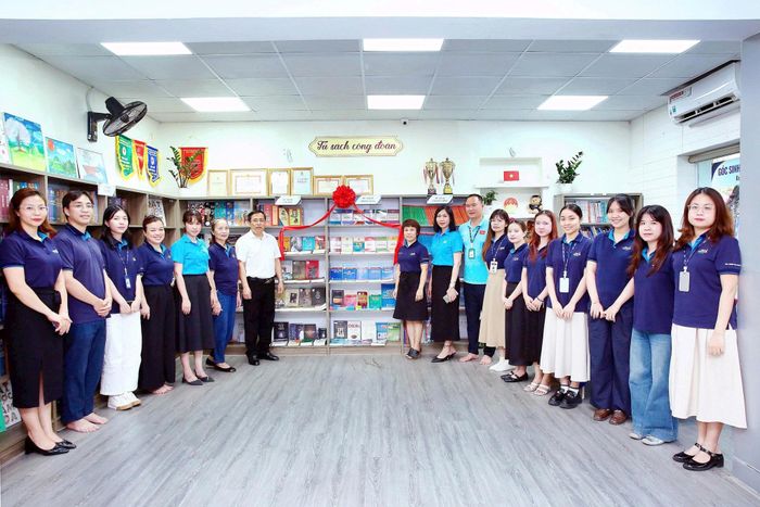 Các đại biểu thực hiện nghi thức ra mắt mô hình “Tủ sách pháp luật - Góc sinh hoạt công đoàn” tại Công ty cổ phần Phát triển Giáo dục H.A.S. Ảnh: PV