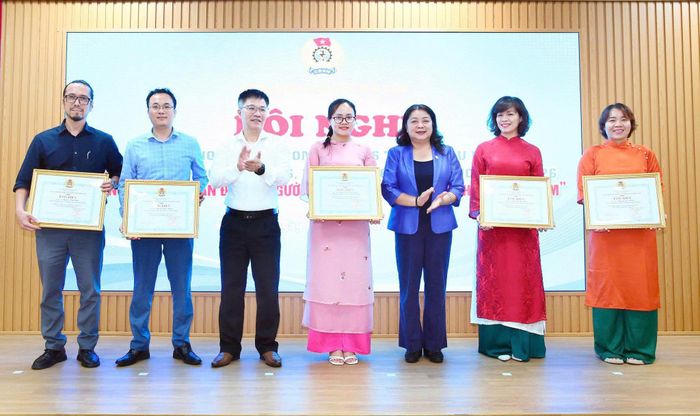 Phó Chủ tịch Liên đoàn Lao động thành phố Hà Nội Nguyễn Thị Thu Thủy và lãnh đạo phường Kim Liên trao Bằng khen của Liên đoàn Lao động thành phố Hà Nội cho các tập thể đạt thành tích xuất sắc trong hoạt động công đoàn năm 2025. Ảnh: PV