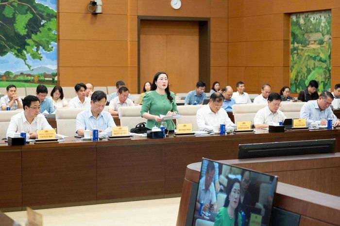 Phó Chủ nhiệm Ủy ban Pháp luật và Tư pháp Nguyễn Thị Thủy đọc báo cáo tờ trình. Ảnh: media.quochoi.vn