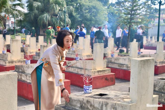 Phó Chủ tịch HĐND thành phố Hà Nội Phạm Thị Thanh Mai thắp hương tri ân các Anh hùng liệt sĩ. Ảnh: PN