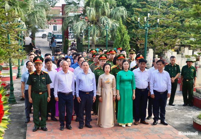 Đoàn đại biểu dâng hương tại Nghĩa trang Liệt sĩ Phượng Dực. Ảnh: PN