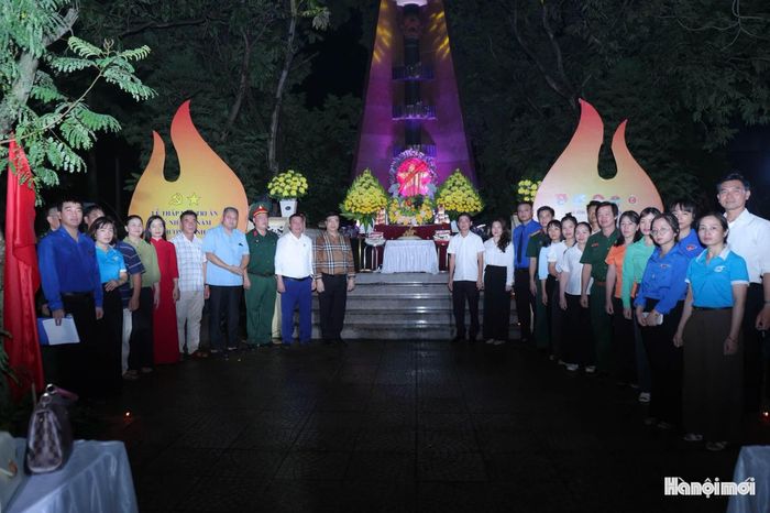 Các tổ chức, đoàn thể dự lễ thắp nến tri ân tại Nghĩa trang liệt sĩ xã Vĩnh Thanh. Ảnh: PV