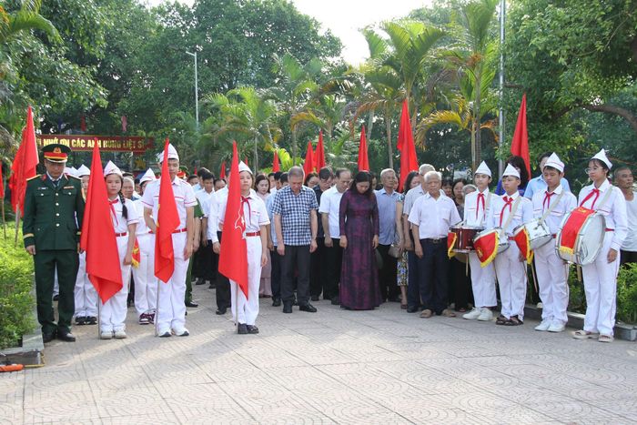 Đoàn đại biểu xã Mỹ Đức thành kính tưởng nhớ các anh hùng liệt sĩ tại Nghĩa trang liệt sĩ Đại Nghĩa. Ảnh: Biên Phạm