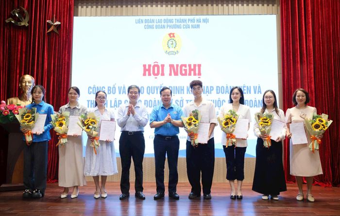 Chủ tịch UBND phường Cửa Nam Nguyễn Quốc Hoàn và Phó Chủ tịch Liên đoàn Lao động thành phố Hà Nội Đỗ Trọng Nam trao quyết định thành lập 7 tổ chức Công đoàn cơ sở. Ảnh: PV