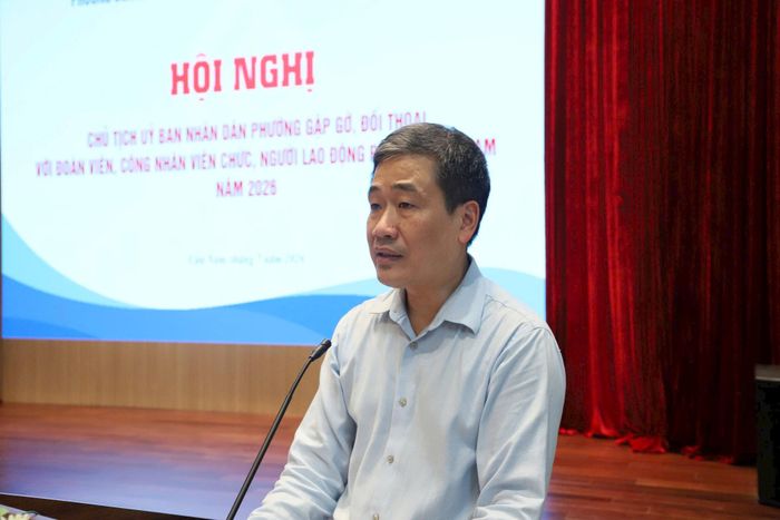 Chủ tịch UBND phường Cửa Nam Nguyễn Quốc Hoàn giải đáp các ý kiến tại hội nghị. Ảnh: PV