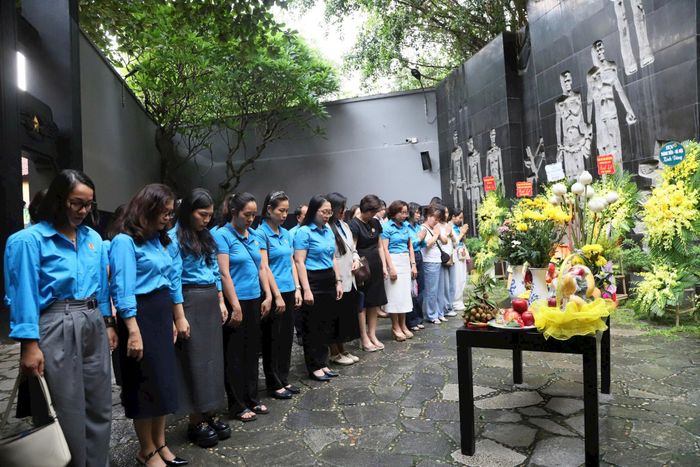 Công đoàn phường Cửa Nam dâng hương tưởng niệm các Anh hùng Liệt sĩ tại di tích Nhà tù Hỏa Lò. Ảnh: PV