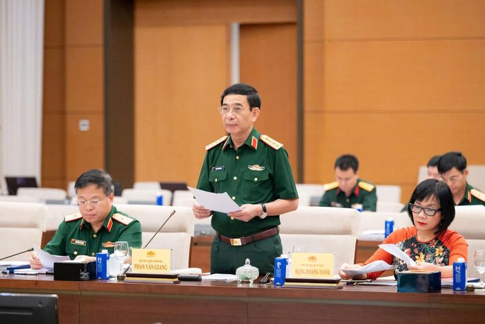 Phó Thủ tướng Chính phủ, Bộ trưởng Bộ Quốc phòng Phan Văn Giang trình bày nội dung cơ bản của dự thảo Luật. Ảnh: media.quochoi.vn