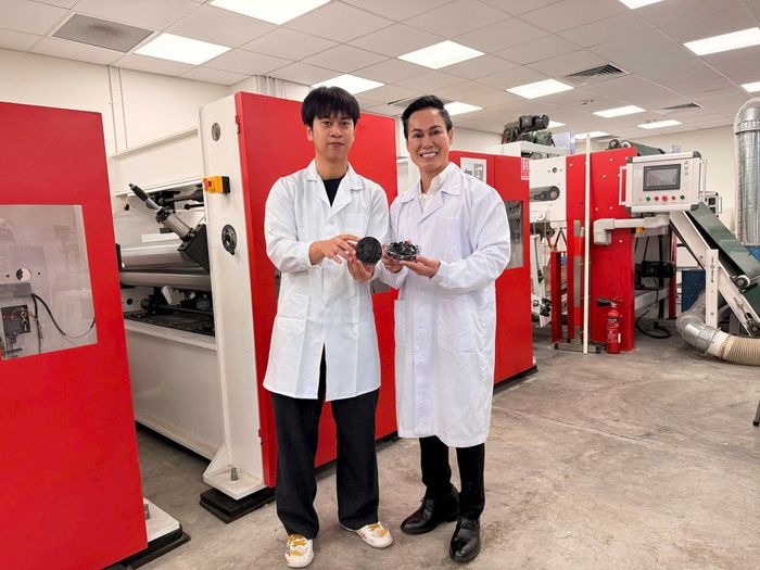 Nghiên cứu sinh Phan Ngô Minh Quang và Phó Giáo sư Dương Minh Hải, Khoa Cơ khí, Đại học Quốc gia Singapore. (Ảnh: nhân vật cung cấp)
