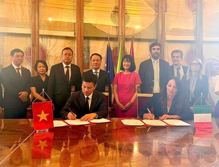 Phó Chủ tịch UBND thành phố Hà Nội Bùi Duy Cường ký kết Tuyên bố chung về hợp tác giữa thành phố Hà Nội và thành phố Rome. Ảnh: Đoàn công tác