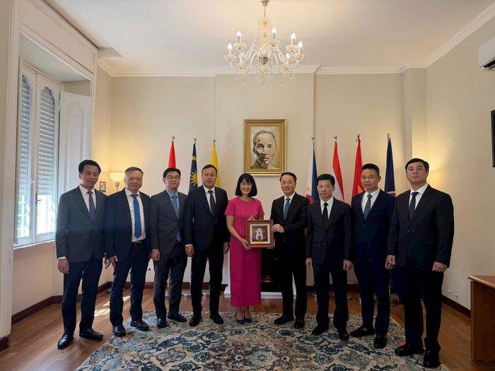 Đoàn đại biểu cấp cao thành phố Hà Nội đến thăm và làm việc với Đại sứ quán Việt Nam tại Italia. Ảnh: Đoàn công tác