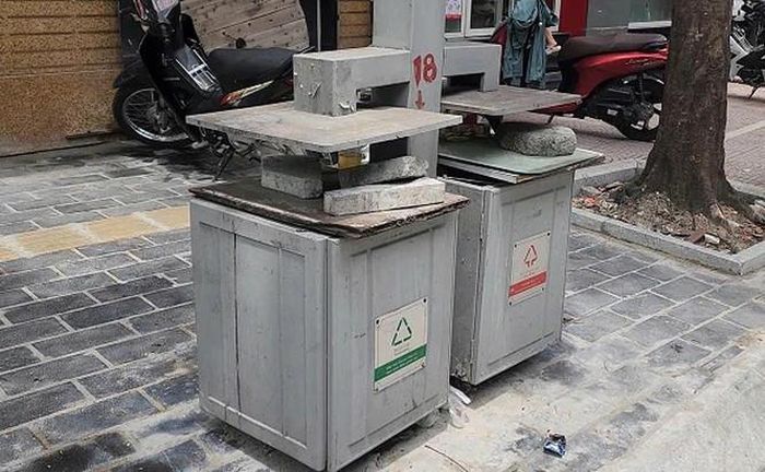 Để hạn chế việc bỏ rác sinh hoạt vào thung rác, một số người dân đã chặn thùng rác bằng gạch. Ảnh ST
