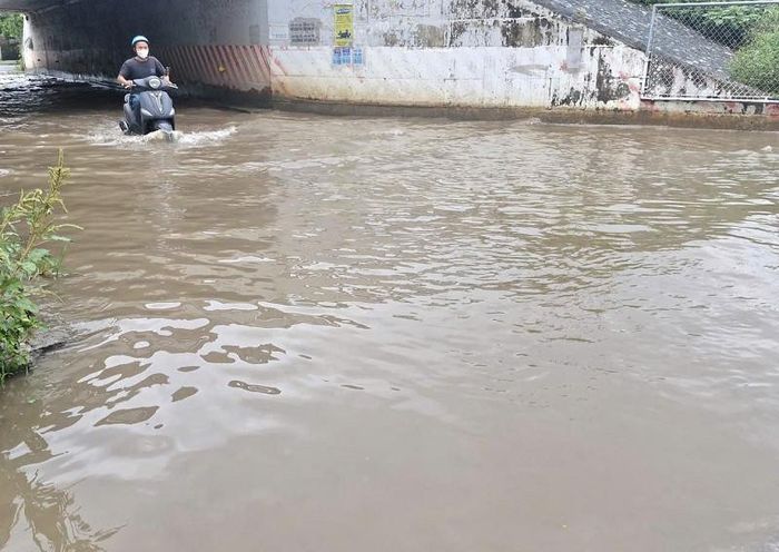 Do mưa lớn, hầm chui trên tuyến đường H10 qua cao tốc Pháp Vân - Cầu Giẽ bị nước ngập sâu. Ảnh: PV