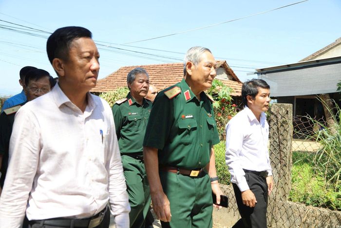 Trung tướng Nguyễn Đức Soát, dẫn đầu đoàn công tác tới thăm nhà các nạn nhân bom, mìn sau chiến tranh. Ảnh: Văn Hiền