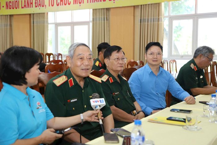 Trung tướng Nguyễn Đức Soát trăn trở với hoạt động của Hội Hỗ trợ khắc phục hậu quả bom mìn Việt Nam. Ảnh: Văn Hiền