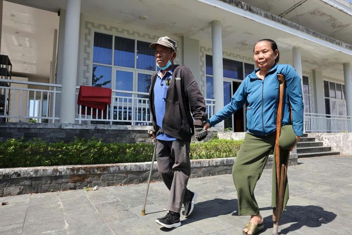 Bà Phan Thị Nguyệt và chồng đều là những nạn nhân bom, mìn. Ảnh: Lâm Khánh