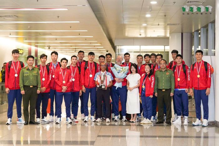 Đội tuyển bóng chuyền nam Việt Nam được Liên đoàn Bóng chuyền Việt Nam và các đơn vị chào đón tại sân bay quốc tế Nội Bài, ngày 27-7. Ảnh: Liên đoàn Bóng chuyền Việt Nam.