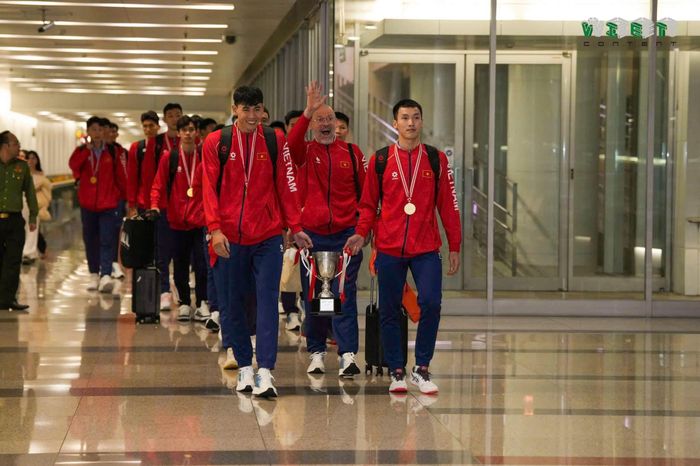 Đội tuyển bóng chuyền nam Việt Nam trở về nước ngày 27-7. Ảnh: Liên đoàn Bóng chuyền Việt Nam.