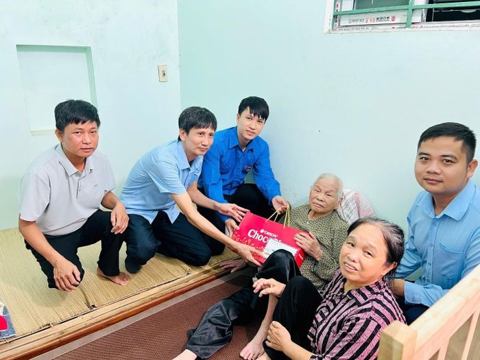 Cán bộ Điểm Phục vụ hành chính công số Kiều Phú và Đoàn Thanh niên Chi nhánh số 7 thăm hỏi người có công trên địa bàn. Ảnh: Kim Nhung