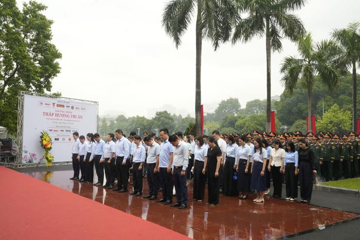 Đoàn công tác Trung tâm Phục vụ hành chính công thành phố Hà Nội dâng hương tại Nghĩa trang Mai Dịch. Ảnh: Thu Thủy