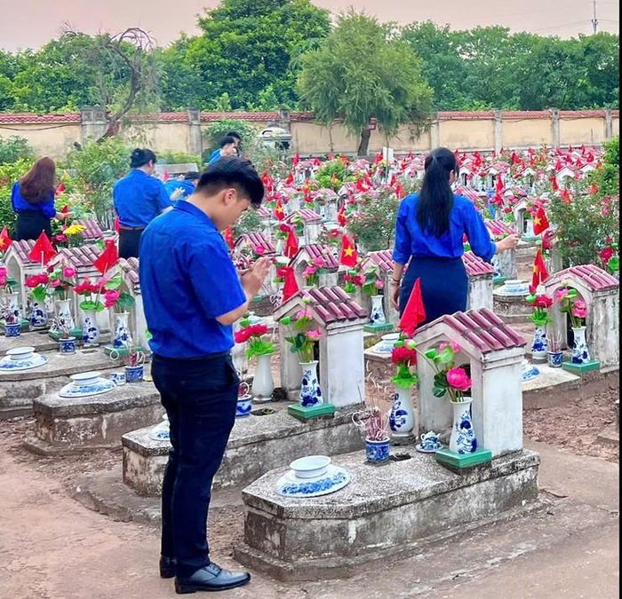 Đoàn viên thanh niên Chi nhánh số 6 thắp hương tại các mộ liệt sĩ. Ảnh: Mỹ Duyên