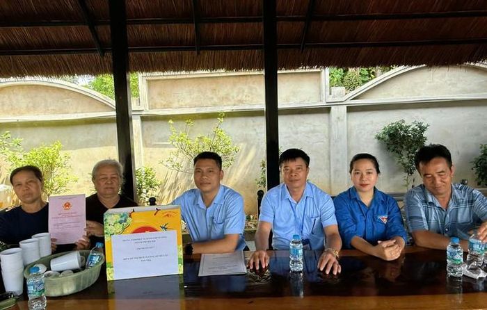 Gia đình bà Nguyễn Thị Đỗ (thôn Đông Hải) được cán bộ Điểm hỗ trợ dịch vụ công số Phú Cát trao "sổ đỏ" tại nhà. Ảnh: Kim Nhung