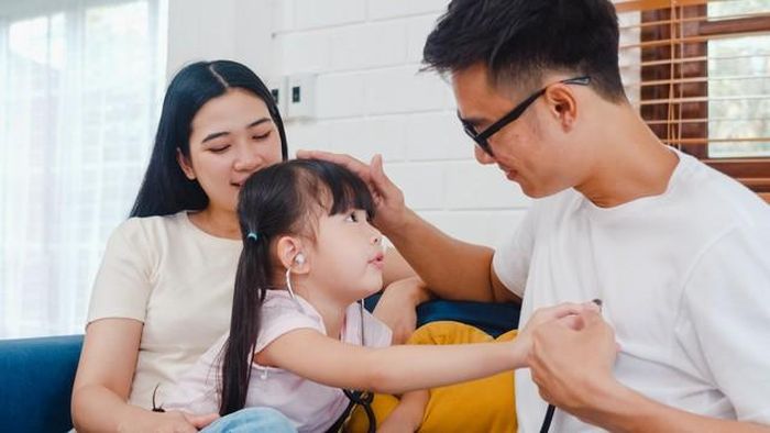 Các chuyên gia cho rằng, phía sau mỗi nhận xét của trẻ thường là một cảm xúc cần được lắng nghe. Ảnh minh họa