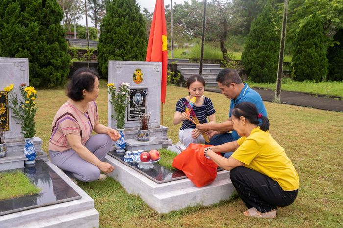 Ông Đặng Quốc Tuấn (SN 1963, phường Hòa Bình, tỉnh Phú Thọ) có em trai liệt sĩ Đặng Trường Thanh đã hy sinh tại chiến trường tại tỉnh An Giang và được gia đình đưa về quê hương an táng hơn 10 năm nay. Ảnh: B.Loan