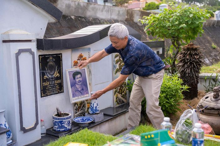 Qua những câu chuyện của mẹ kể khi còn sống, hình ảnh người anh trai vẫn hiện lên nguyên vẹn trong ký ức của bà Lan. Đó là một chàng trai vui vẻ, hòa đồng, được mọi người yêu quý bởi sự chân thành và luôn biết quan tâm đến người khác. Ảnh: B.Loan