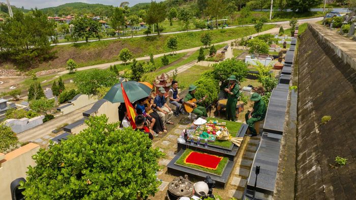Trong không gian thanh bình của Công viên nghĩa trang Lạc Hồng Viên (tỉnh Phú Thọ), gia đình bà Trần Thị Bích Lan tri ân, tưởng nhớ người anh trai là liệt sĩ Trần Văn Hanh - người đã hy sinh khi tham gia chiến đấu trong Chiến dịch Mậu Thân năm 1968. Ảnh: B.Loan