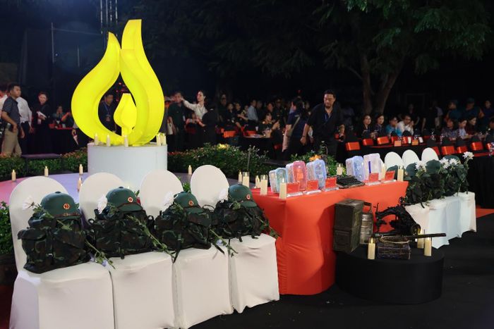 Hàng ghế đầu dành để tưởng niệm những người lính.