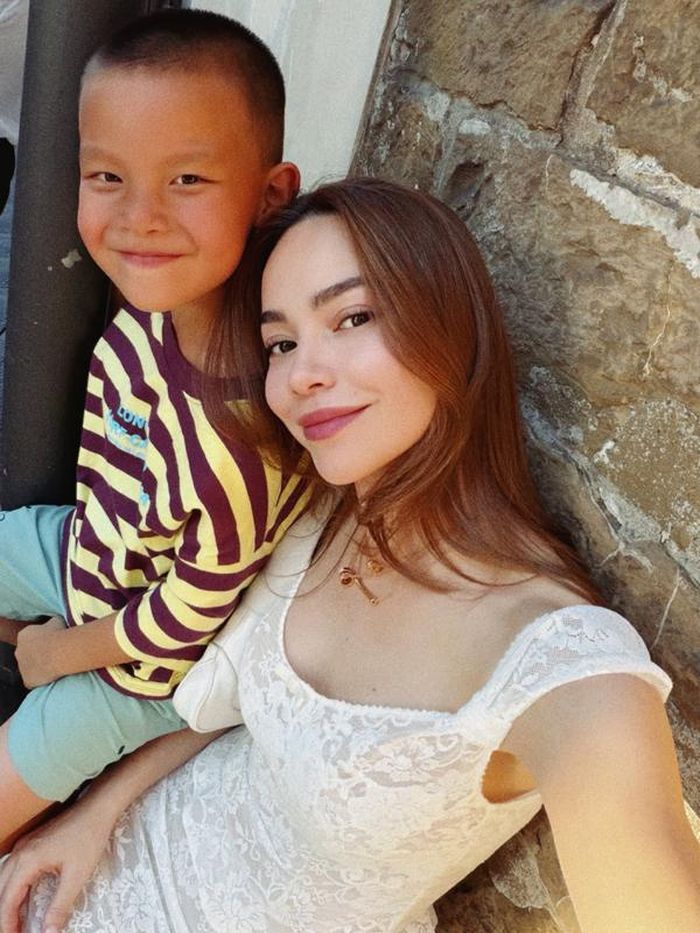 Sự đối lập ấy tạo nên những khoảnh khắc đáng yêu trong cuộc sống hằng ngày. Hồ Ngọc Hà từng chia sẻ rằng, mỗi con đều có cách thể hiện tình yêu khác nhau, nhưng cả hai đều rất quấn bố mẹ và luôn biết quan tâm đến những người thân trong gia đình.