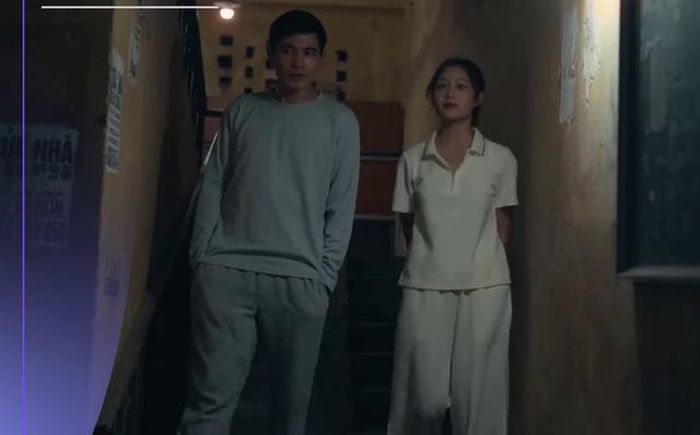 Diệu chủ động khiến Sinh cảm thấy ngượng ngùng sợ người khác thấy. Ảnh VTV