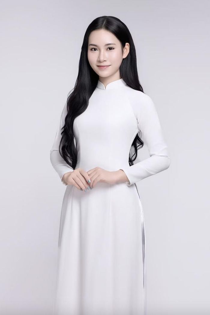Nguyễn Lê Phương Linh (SN 2005) cao 1m7, là sinh viên Học viện Phụ nữ Việt Nam. Cô gái Hà Tĩnh quan niệm vẻ đẹp không chỉ đến từ ngoại hình mà còn được tạo nên bởi lòng nhân ái, bản lĩnh và tinh thần dám thử thách bản thân.