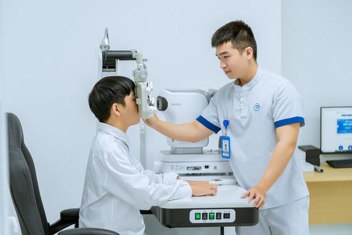 Lác (lé) mắt để lại những tổn thương tâm lý kéo dài khi trẻ bước vào môi trường học đường. Ảnh BVCC