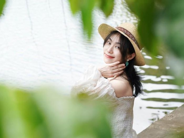Lương Bích Hữu lựa chọn lối trang điểm trong trẻo, mái tóc buông xõa tự nhiên và nụ cười rạng rỡ, tạo nên tổng thể trẻ trung, ngọt ngào.