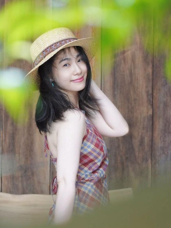 Lương Bích Hữu diện áo yếm họa tiết caro mang phong cách nhẹ nhàng, kết hợp cùng mũ cói rộng vành. Thiết kế hở lưng vừa đủ giúp Lương Bích Hữu khoe bờ vai thanh mảnh cùng làn da trắng sáng.