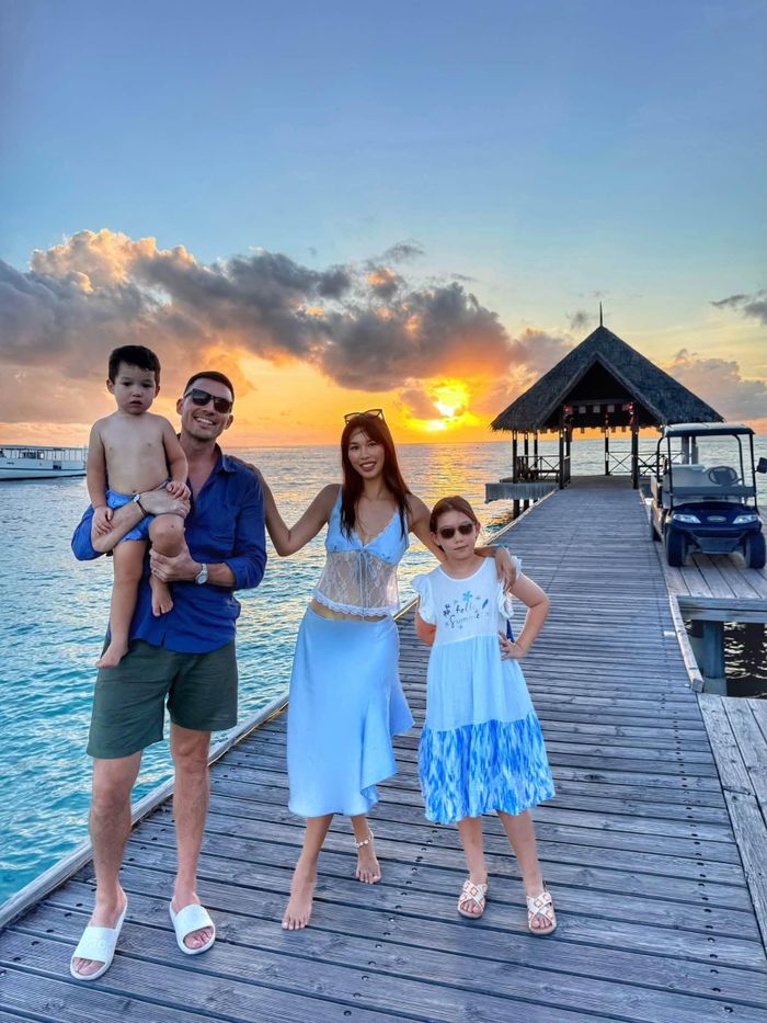 Siêu mẫu Hà Anh cùng ông xã Olly Dowden và hai con tận hưởng những phút giây thư giãn, hạnh phúc tại Maldives. Nhìn những bức ảnh gia đình đẹp tựa "tuyệt đối điện ảnh", nhiều người cũng bày tỏ sự ngưỡng mộ trước cuộc sống hạnh phúc của siêu mẫu Hà Anh.