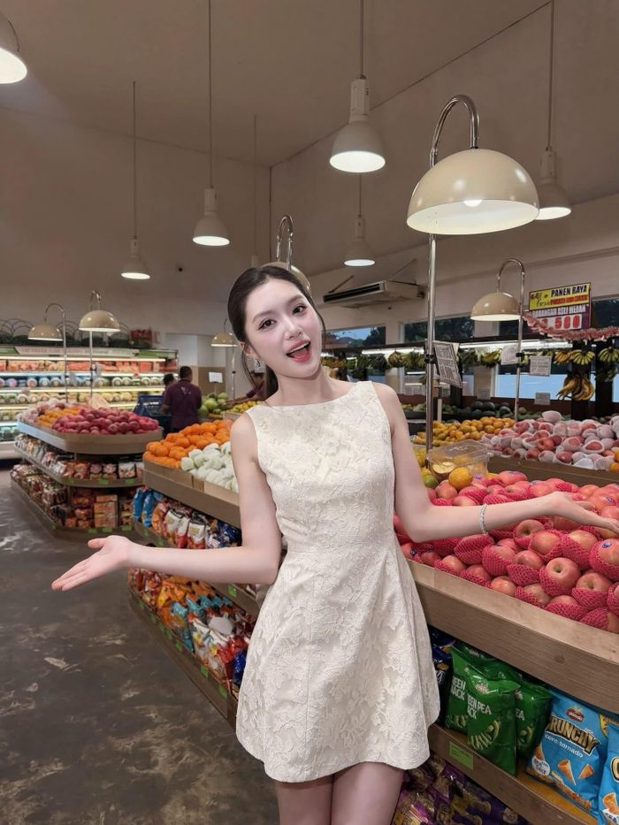 Hoa hậu Phương Oanh chia sẻ hình ảnh xinh tươi rạng ngời, tràn đầy năng lượng khi đi siêu thị tại Indonesia.