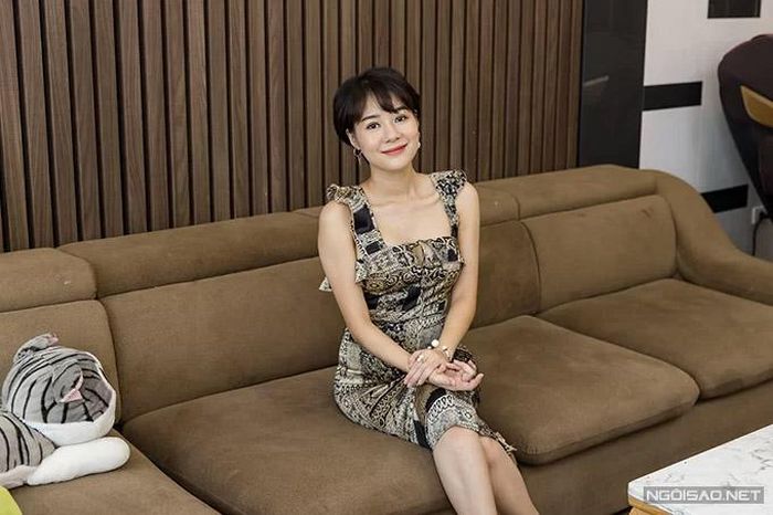 Nữ diễn viên sống cùng ông xã, 2 con và bố mẹ chồng tại căn biệt thự liền kề thuộc một khu biệt thự cao cấp trên đường Hàm Nghi (Hà Nội).