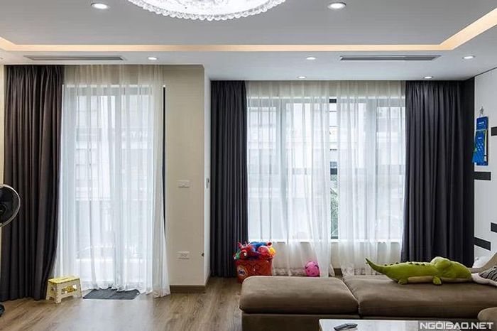 Những ô cửa kính rộng lớn giúp căn phòng lúc nào cũng tràn ngập ánh sáng tự nhiên.