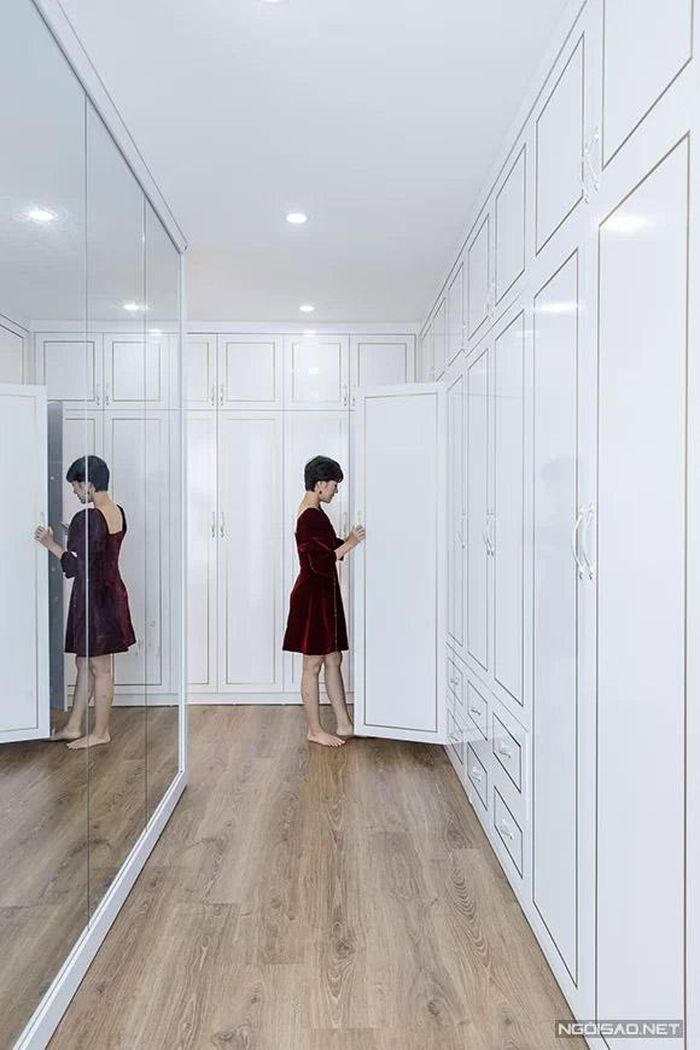 Trong phòng ngủ của vợ chồng Kim Ngọc có một dàn tủ âm tường và gương cỡ lớn để phục vụ sở thích thời trang của cô.