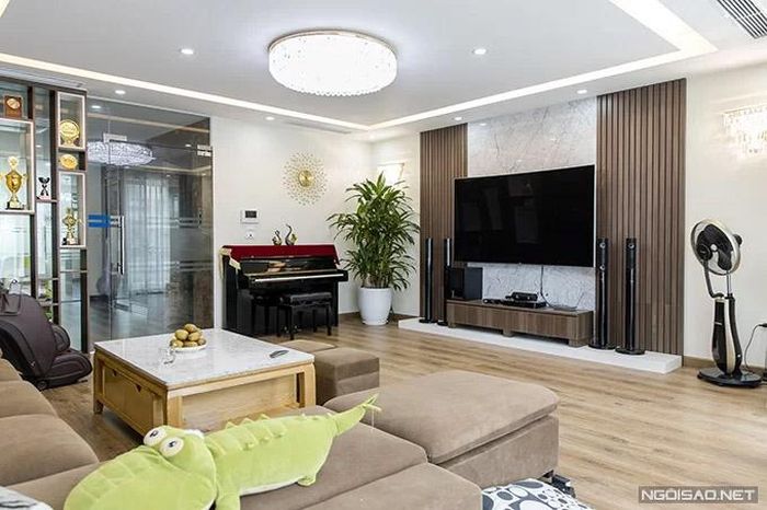 Phòng khách là nơi Hoàng Kim Ngọc yêu thích nhất trong nhà. Gia đình cô thường quây quần tại đây mỗi tối. Trong khi ông bà nội và bố mẹ xem tivi, 2 con của nữ diễn viên thường chạy nhảy hoặc chơi đồ chơi xung quanh. Vợ chồng Hoàng Kim Ngọc có 2 con - bé trai 4 tuổi và bé gái 2 tuổi.