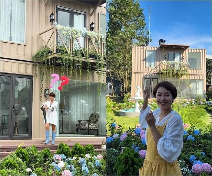 Nữ diễn viên rạng rỡ đứng bên ngoài căn nhà container 2 tầng độc đáo được bao quanh bởi khu vườn ngập tràn hoa cẩm tú cầu rực rỡ và những khoảng xanh mát mắt.