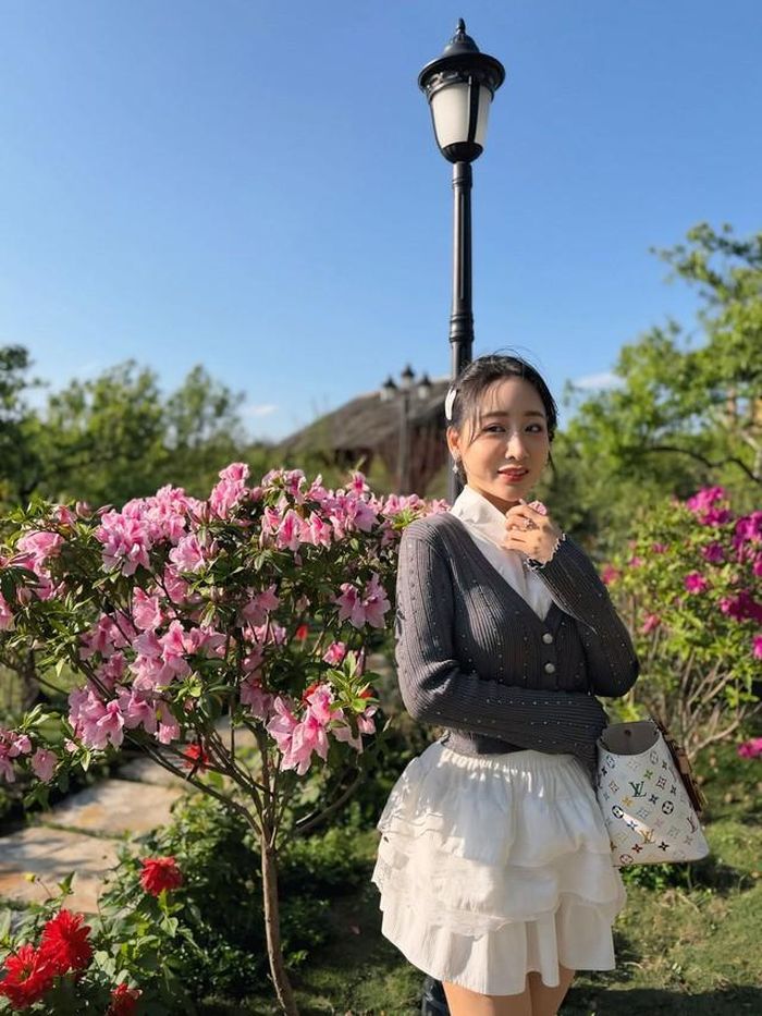 Sau gần ba năm tìm hiểu, nam nghệ sĩ đã cầu hôn bạn gái và cả hai quyết định tổ chức đám cưới trong năm 2026. Thông tin này nhanh chóng nhận được sự chúc phúc từ đồng nghiệp và người hâm mộ.